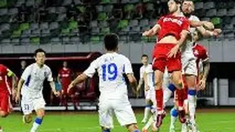 惊世一击！苏格兰半场领先丹麦1-0，麦克托米奈倒挂神钩，霍伊伦进球却遭VAR逆转瞬间！