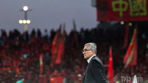 《国足新帅竞逐战升级！邵佳一、李霄鹏领衔，十大强将争夺热门席位》